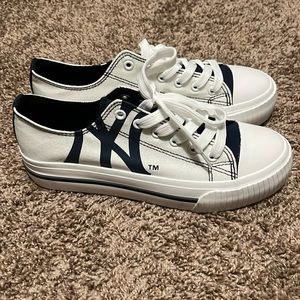 MLB New York Yankees Keds Women Size 9